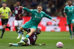 加克波梅西式传奇：足球生涯巅峰与7-0曼联壮举